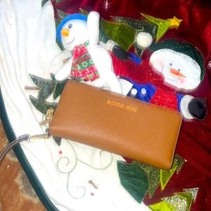 🌲🌲🌲🌲🌲new large michael Kors wallet leather with gold